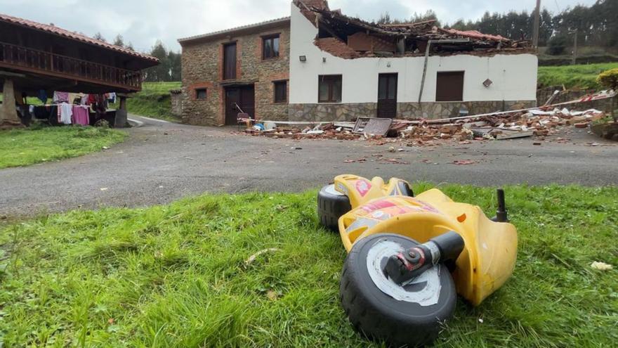 Una moto de juguete de frente a la vivienda afectada. | C. G.