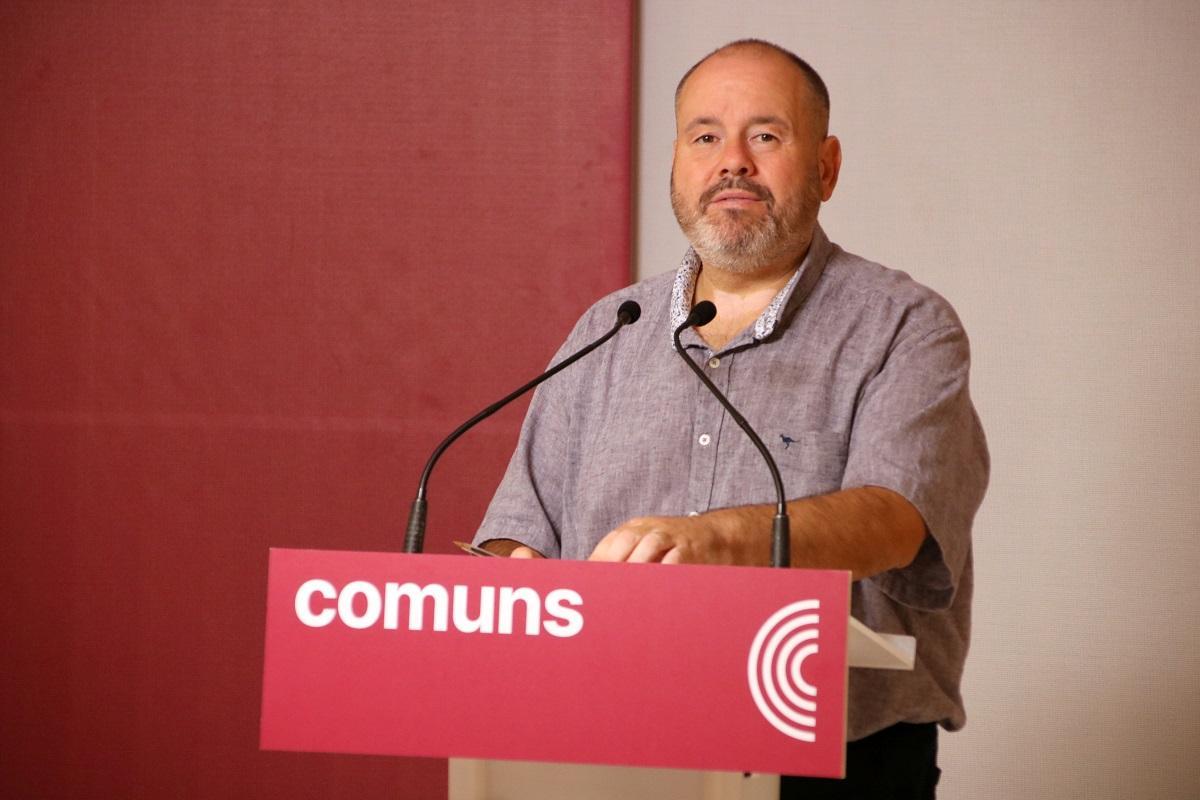 El portavoz de Catalunya en Comú, Joan Mena, este lunes en rueda de prensa