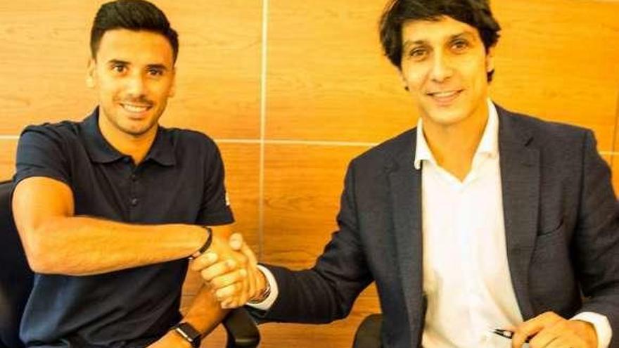 Javi Muñoz firma su contrato con Sergio Fernández, director deportivo del Alavés.