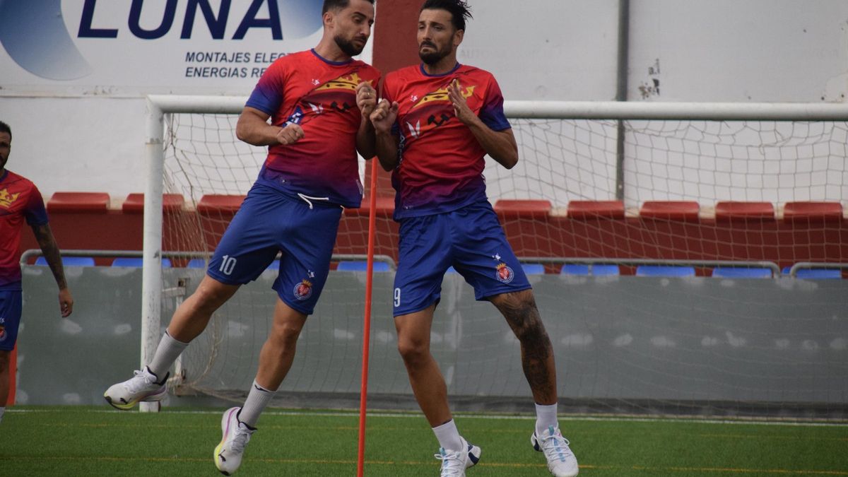Dos jugadores de la Deportiva Minera, en un entrenamiento