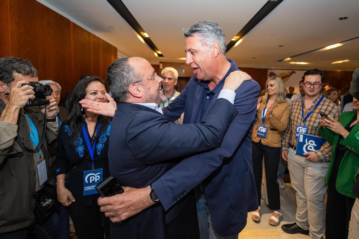 Alejandro Fernández, candidato de los populares y presidente del PPC, se abraza con Xavier García Albiol, alcalde de Badalona y expresidente del PP catalán