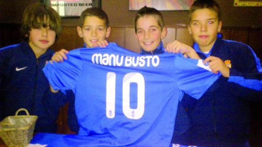 Arias, Álvaro, Dani y Eric, jugadores del alevín del Oviedo, con la camiseta de Busto que sorteará Espíritu 2003.