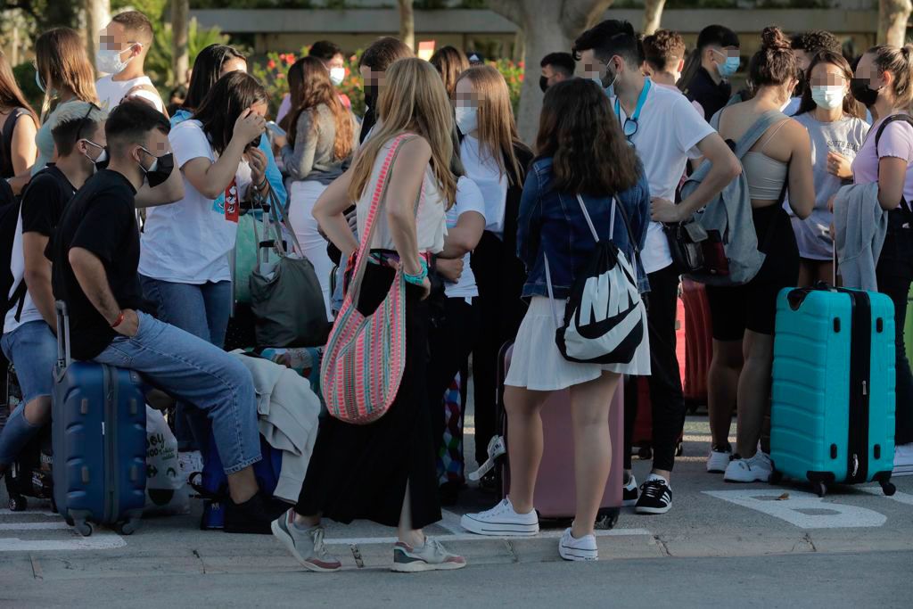 La estudiantes, hasta ahora confinados, en el Puerto de Palma para salir hacia la península