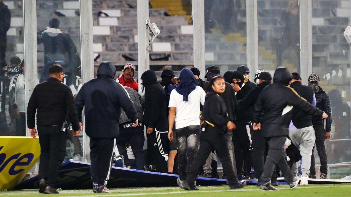 Aficionados de Colo Colo ingresan al campo en un partido de la fase de grupos de la Copa Libertadores