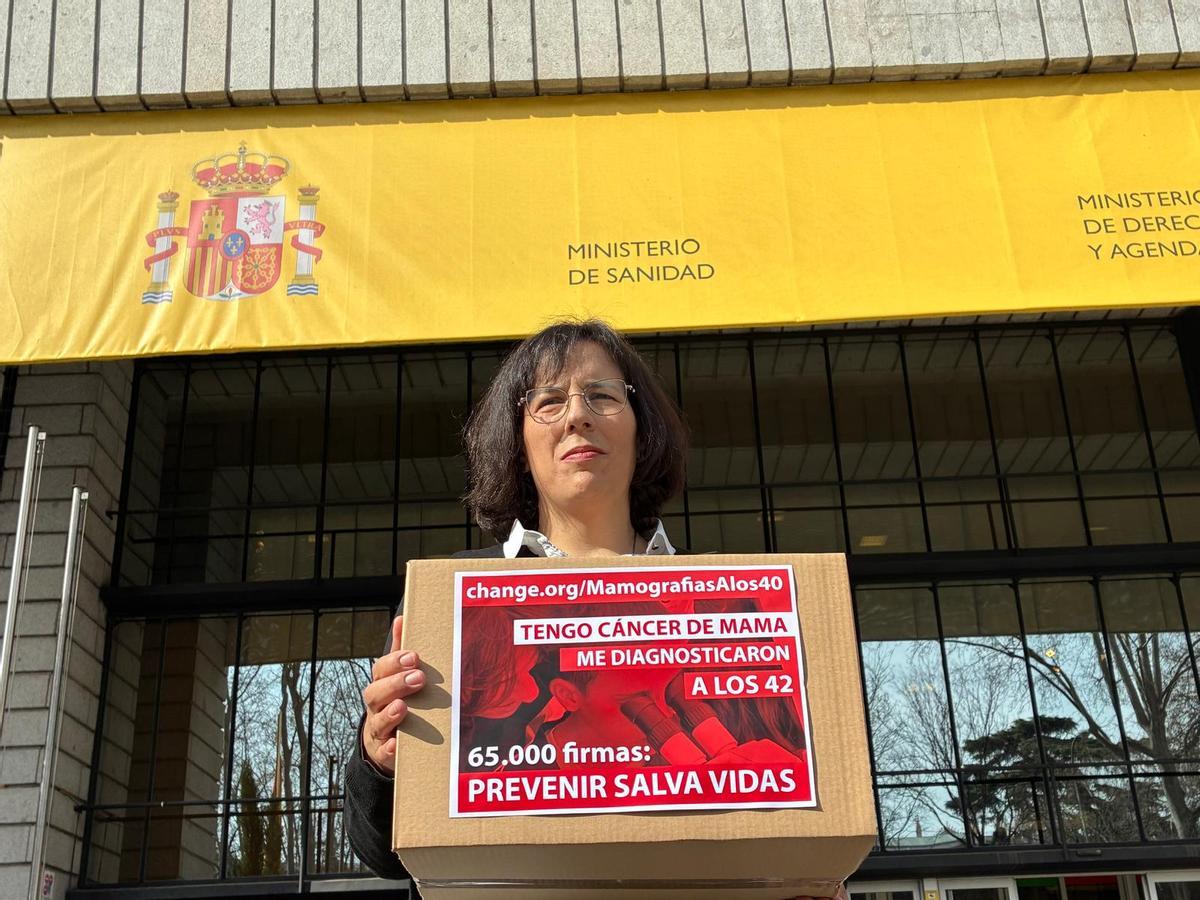 María Varela ante el Ministerio de Sanidad el pasado 12 de marzo con las firmas de su campaña en Change.org
