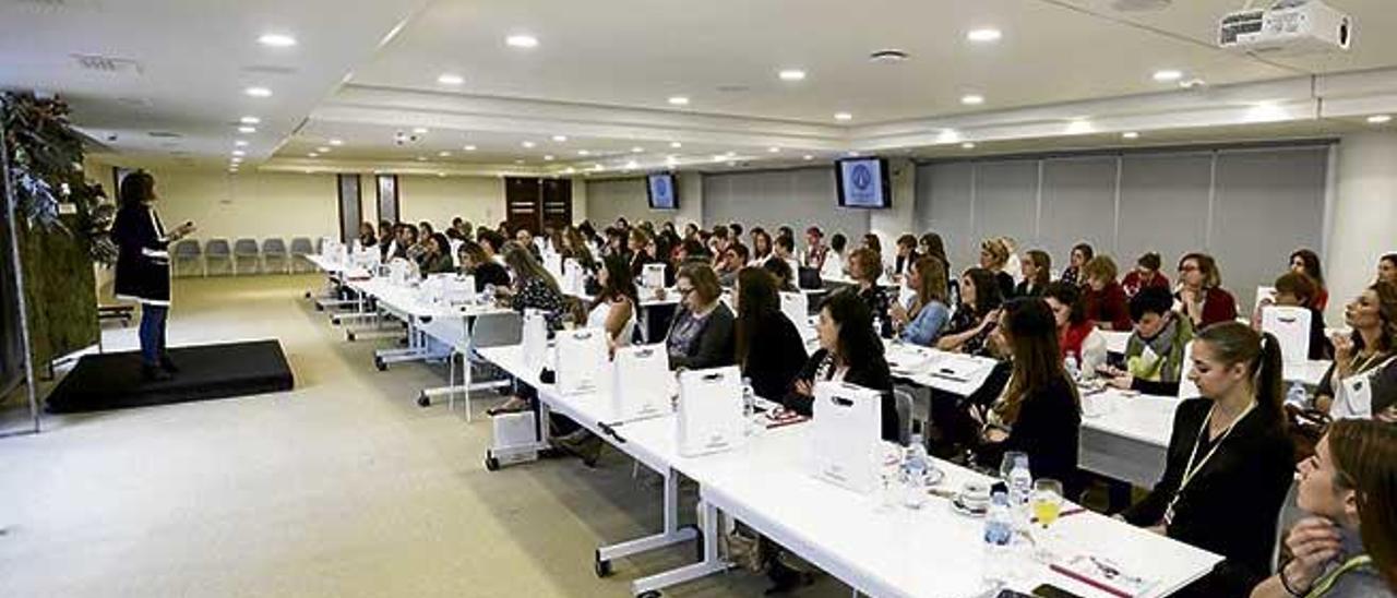 Las asistentes escuchan la intervención de la periodista Marilena Estarellas, ayer.