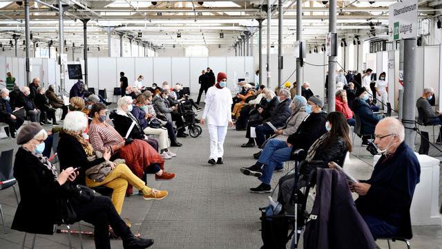 Daneses recién vacunados esperan en una sala en Copenhague.