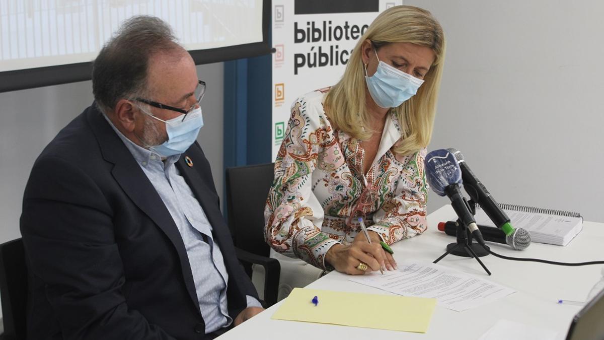 La viuda de Antonio Garrido Moraga, Sonia Hurtado, firma la cesión de parte de la biblioteca personal del fallecido profesor a Alhaurín de la Torre.