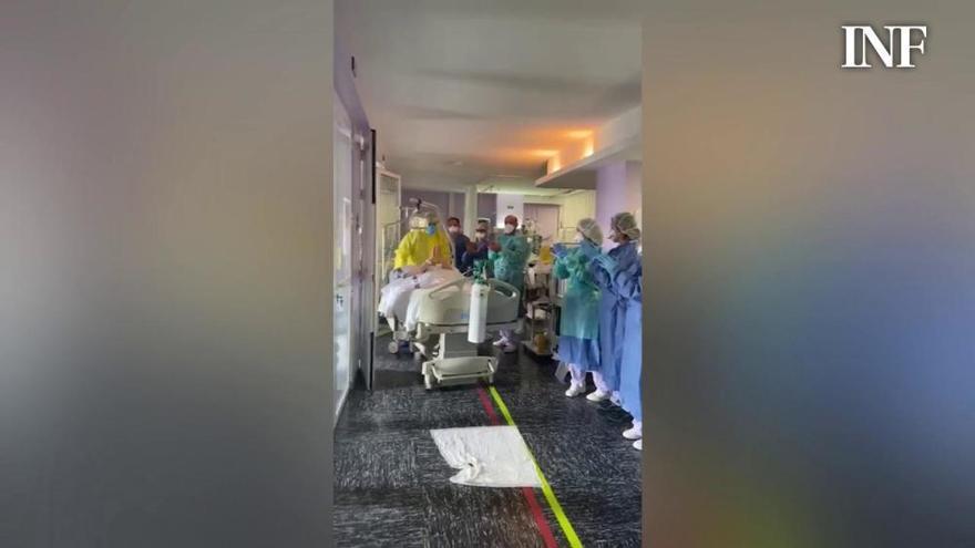 Sale entre aplausos de la UCI la primera paciente con coronavirus del Hospital Vega Baja