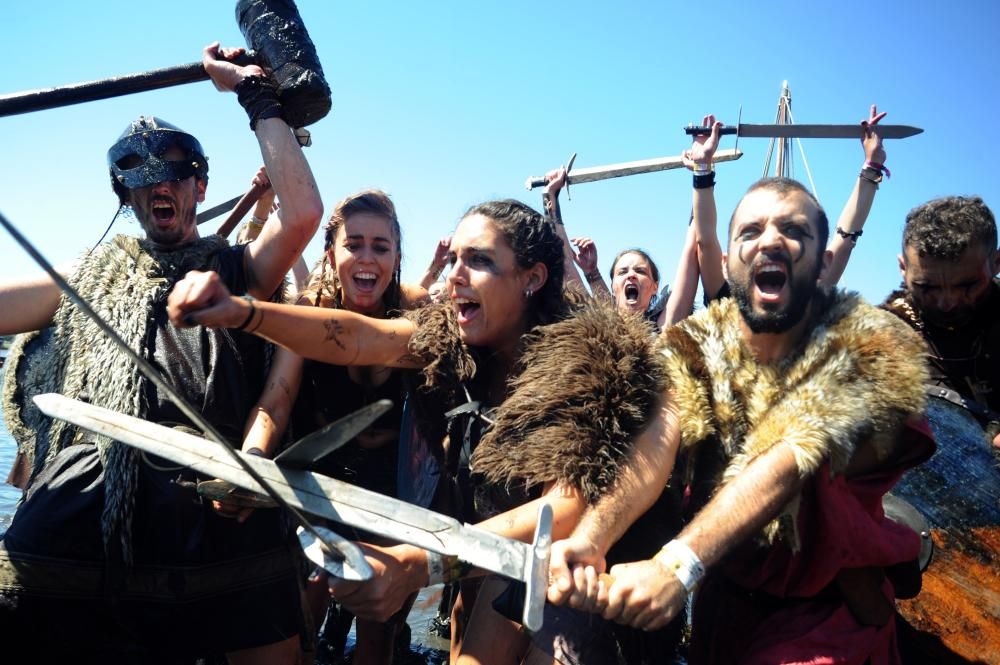 La recreación del desembarco se convierte en el acto central de la Romaría Vikinga