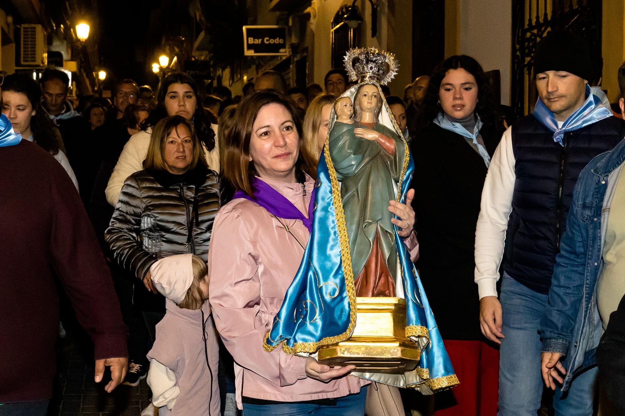 Devoción en Benidorm en la procesión de L'Alba