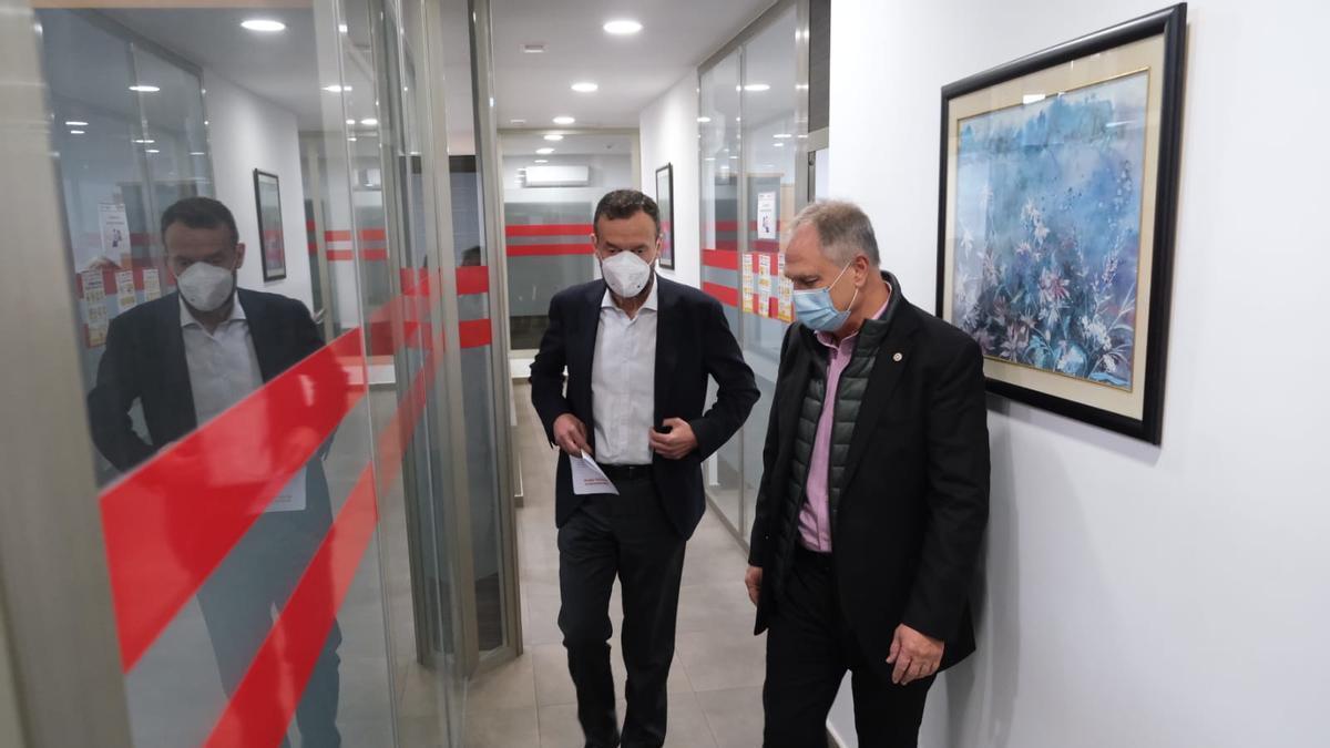 El alcalde y el director de la agencia valenciana en la sede donde abrirá en febrero