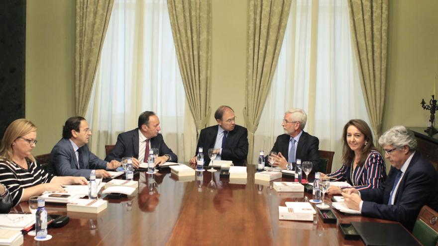 Pío García-Escudero (3i) preside la reunión de La Mesa del Senado.