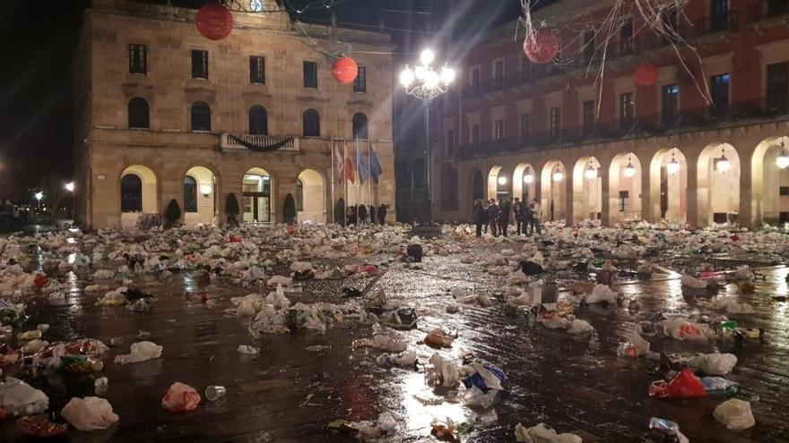 Así quedó la plaza Mayor de Gijón tras la fiesta de Nochevieja