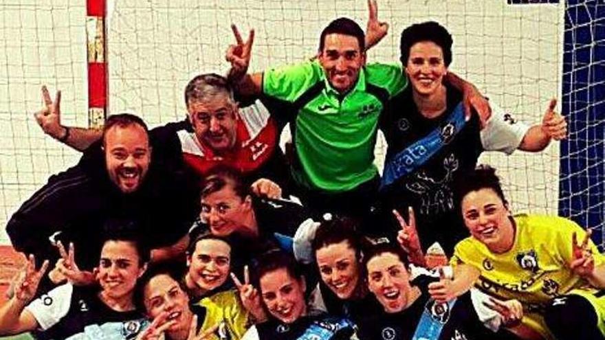 Las jugadoras, con el técnico y el delegado en la pista.