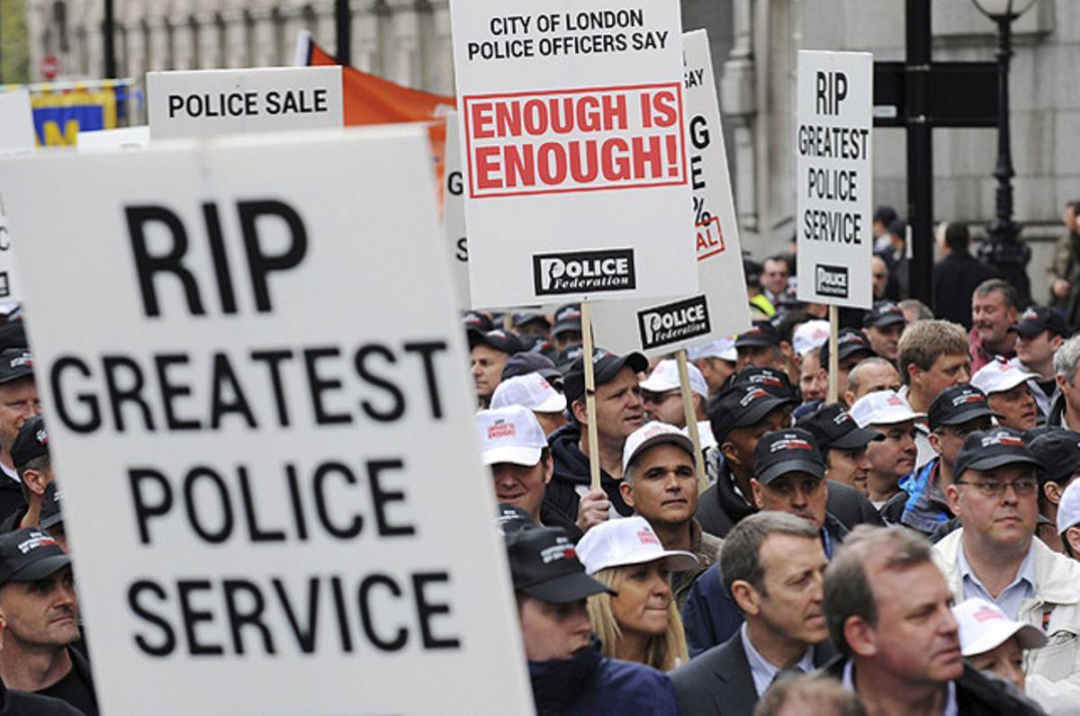 Uns 30.000 agents britànics es manifesten al centre de Londres durant una vaga de 24 hores en protesta pels canvis en el seu sistema de pensions.