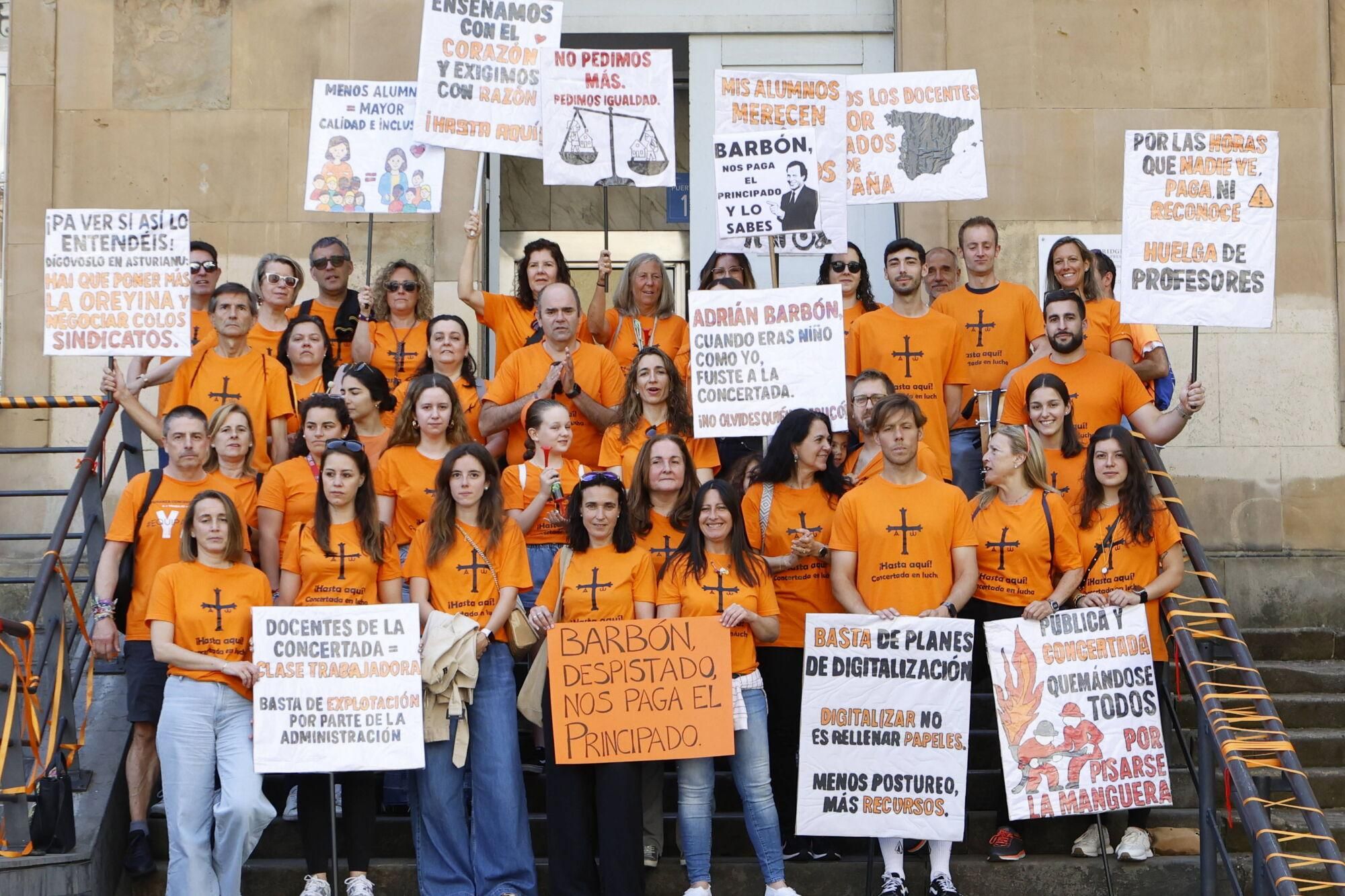 Así fue la multitudinaria marcha naranja de la concertada en Asturias