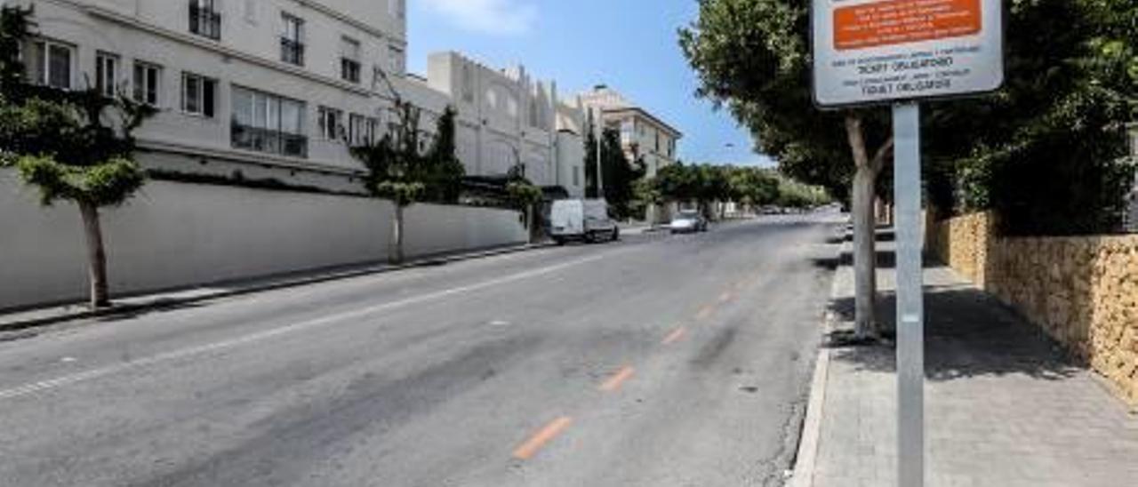 Una de las calles de La Cala donde hay zona naranja vacía de coches.