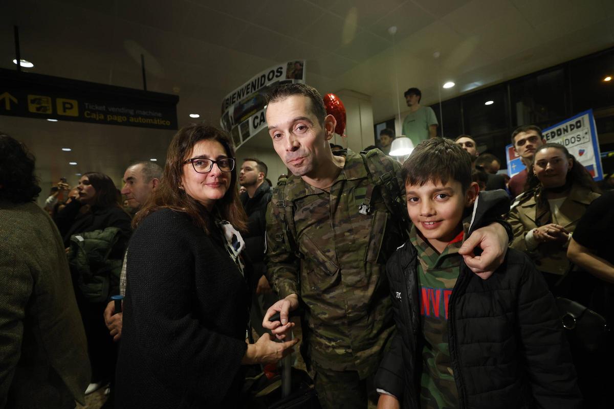 El Cabo Primero Flórez rodeado por su mujer, Inés Llanes, y su hijo Bruno.