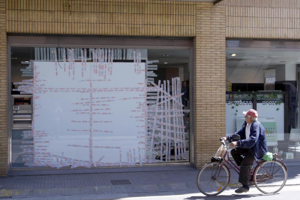 S'encasta contra una farmàcia de Salt