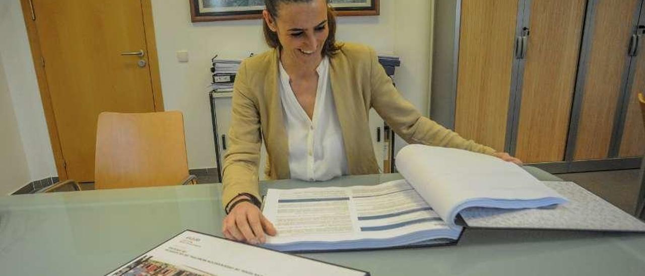 La concejala de Urbanismo, Paola María Mochales, con el documento inicial del PXOM. // Iñaki Abella