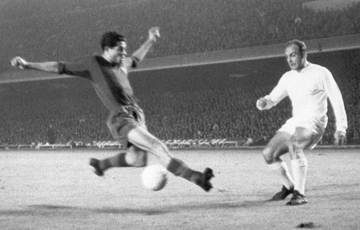 Di Stefano, lucha por el balón con el jugador del Barça, Olivella durante el partido de octavos de final de la Copa de Europa. El encuentro disputado en el Nou Camp enfrentó al Real Madrid y Barcelona (1960).