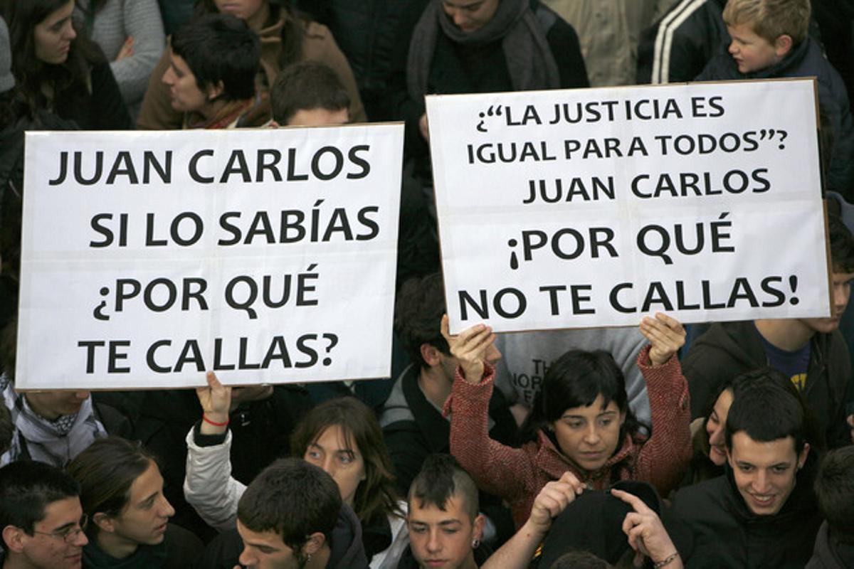 Manifestantes durante la concentración antimonárquica convocada ante los juzgados de la capital balear por la asociación independentista Maulets.