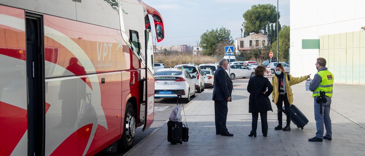 Usuarios del AVE suben al autobús en Castelló que los acerca este martes a València por las incidencias.