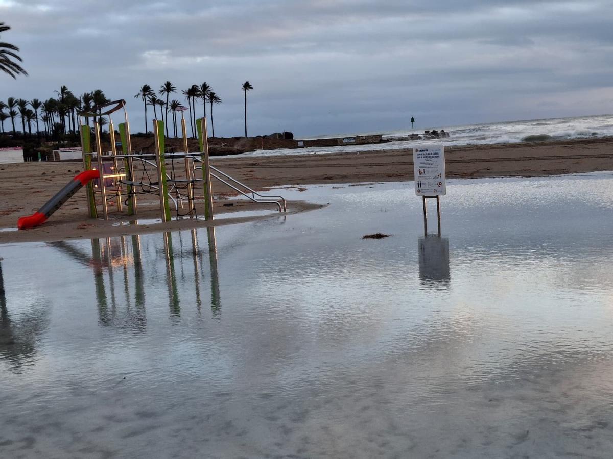El estropicio del temporal Harry en las playas de Dénia y Xàbia (imágenes)