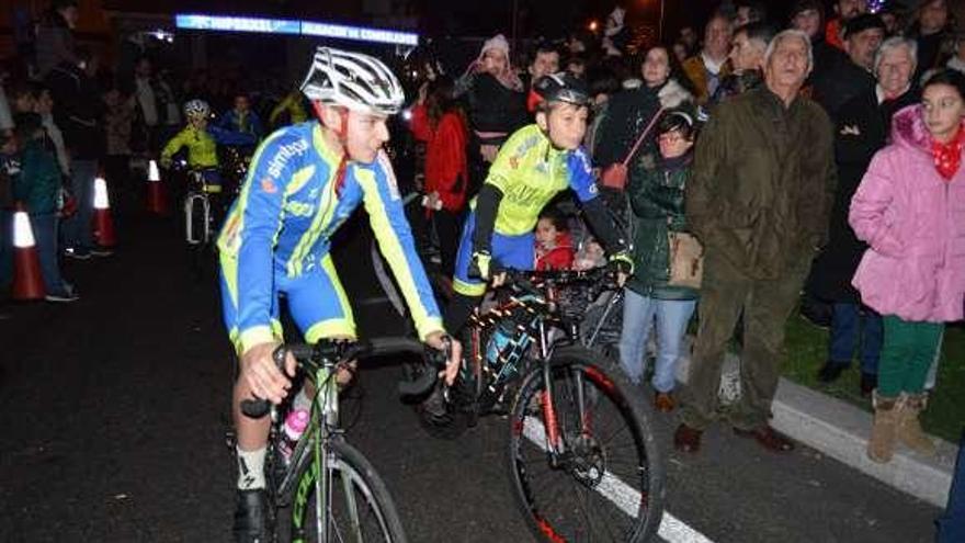 Ciclistas de Avanza en el acto del encendido de Navidad en Mos. // D.P.