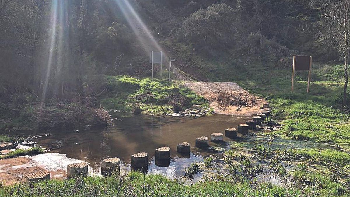 Paso habilitado en el río Guadalbarbo.