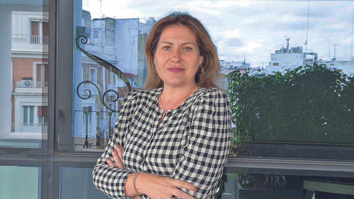 La presidenta de la Fundación Magtel, Auxiliadora López Magdaleno, posa para esta guía en las instalaciones que tiene esta entidad sin ánimo de lucro en el centro de la ciudad cordobesa.