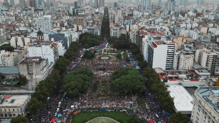 Un &quot;tsunami&quot; de mujeres sale a la calle en Argentina para repudiar a Javier Milei