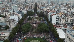 Fotografía aérea donde se observa una manifestación en conmemoración del Día Internacional de la Mujer, este viernes en Buenos Aires (Argentina).