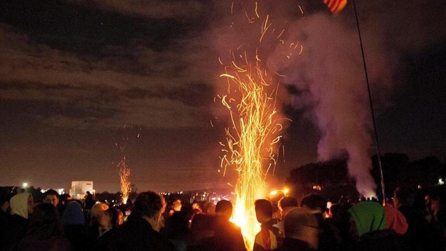 Los manifestantes cortan la AP-7 en Figueras