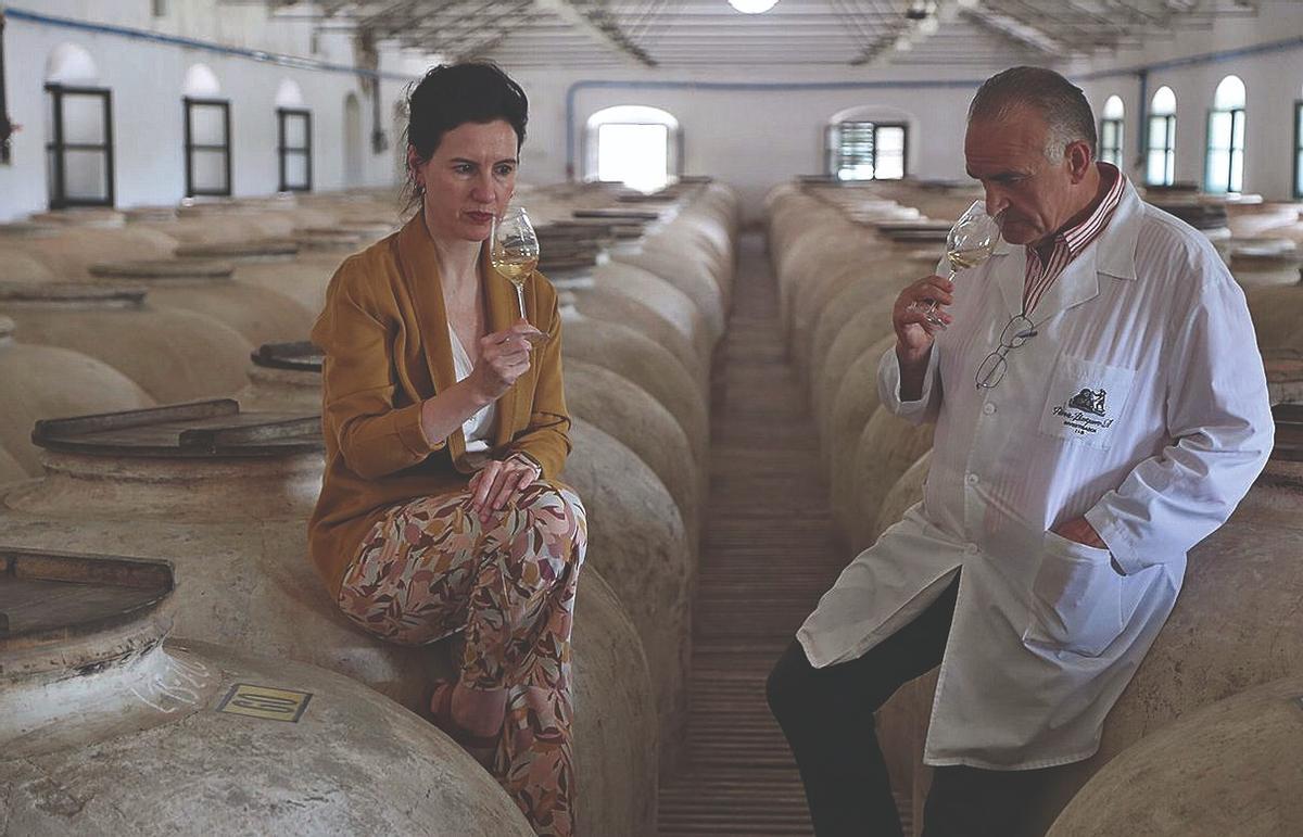 Adela Córdoba y Juan Márquez catan un vino recién extraído de la bodega de tinajas de Pérez Barquero, en Montilla.