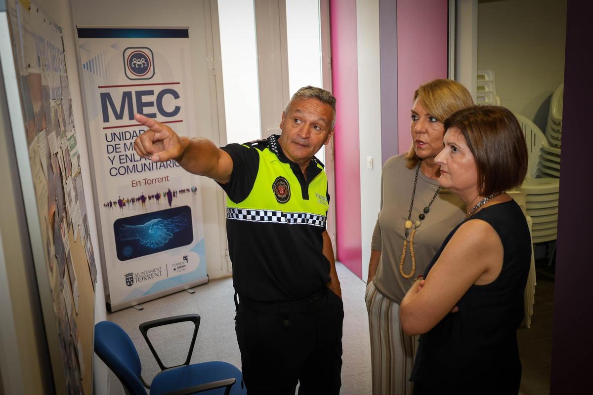 Susana Camarero durante su visita a la Escuela d’Estiu de Torrent.