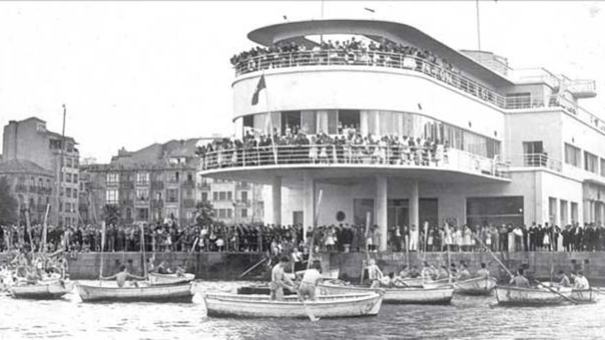 La sede social del Real Club Náutico y su entorno, abarrotados durante una regata celebrada en los años 50.