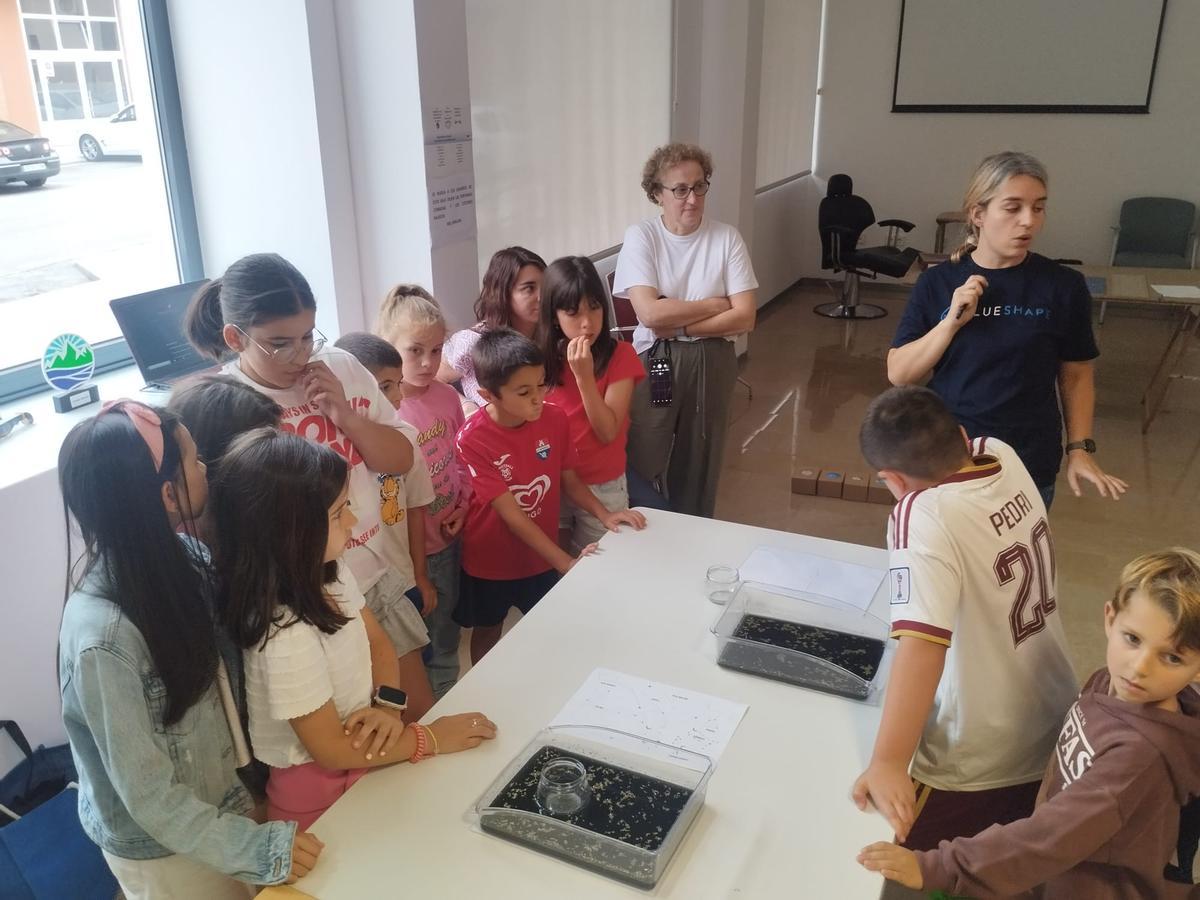 El taller "Misión Eclipse" en el Centro Cultural "Juan Velarde" de Salas, en imágenes