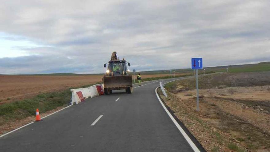 Operarios de la Diputación trabajan en la vía.