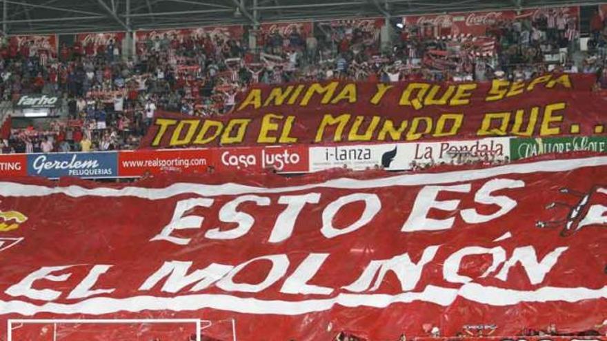El grupo Ultra Boys exhibe una gran pancarta en el fondo sur de El Molinón en el Sporting-Barcelona de esta temporada.
