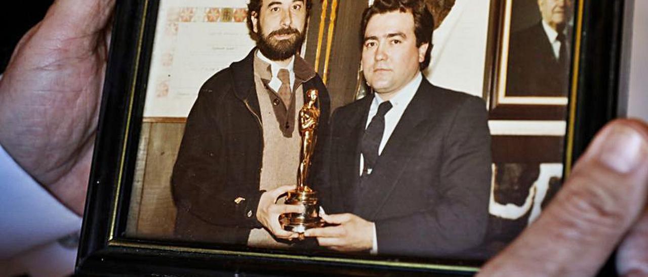 José Luis Garci junto a Pedro Morán, sujetando los dos el Oscar por “Volver a empezar” en Casa Gerardo en 1983.