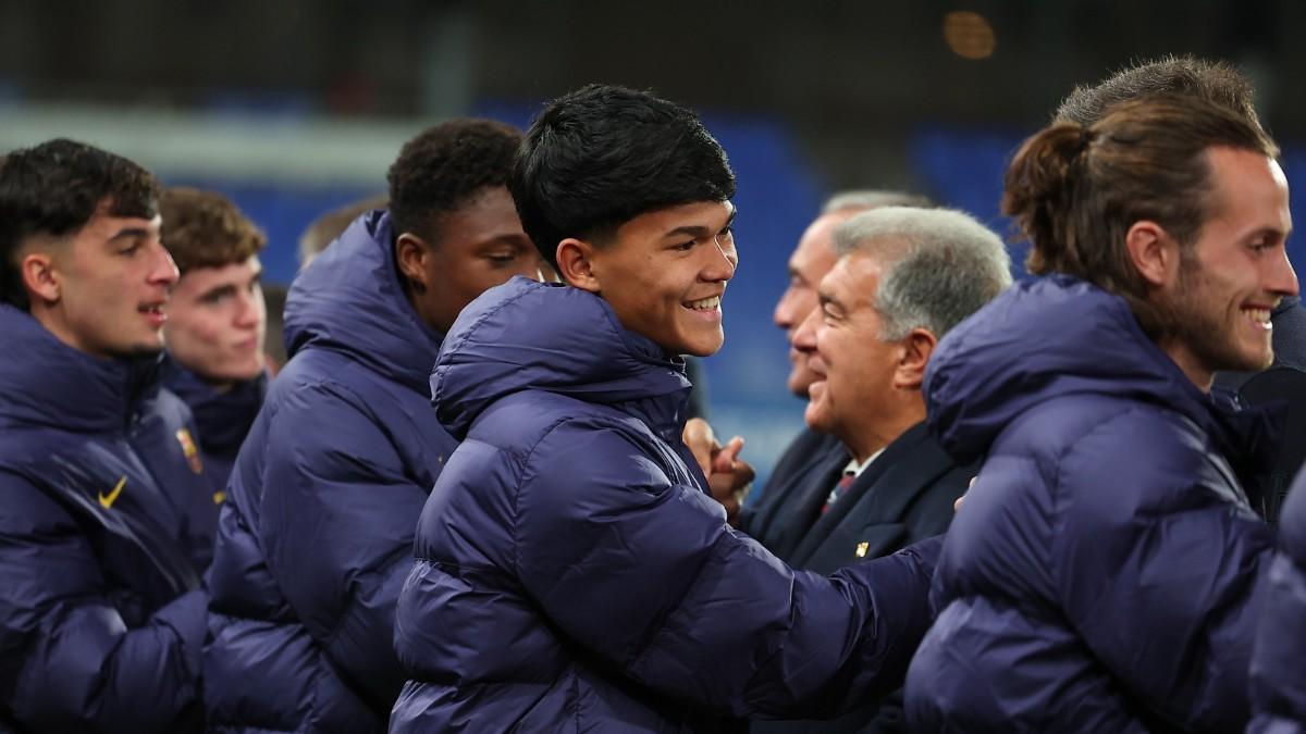 Dro and the rest of the reserve team players greet Joan Laporta