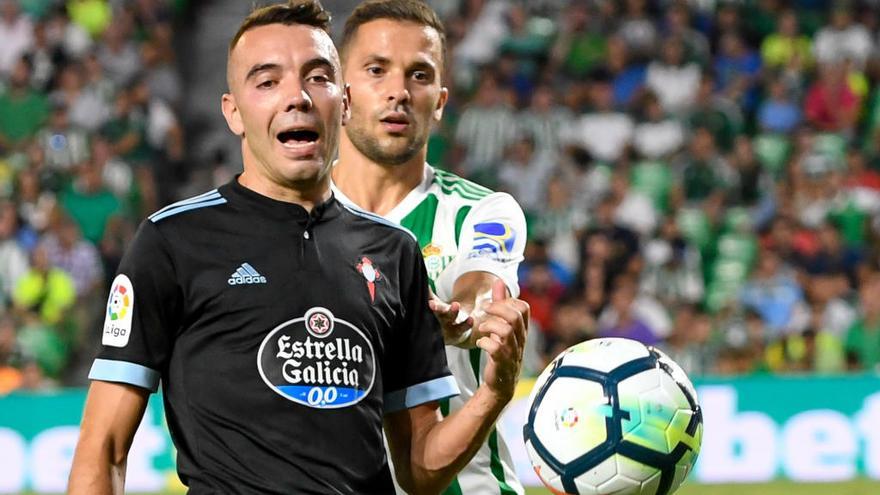 Durmisi, tras Iago Aspas, en un Celta Betis la temporada pasada. // LOF