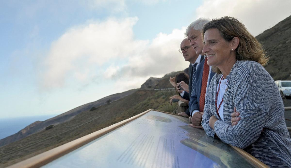 La ministra Teresa Ribera, ayer junto al presidente herreño, Alpidio Armas, y el delegado del Gobierno central en la Islas, Anselmo Pestana.