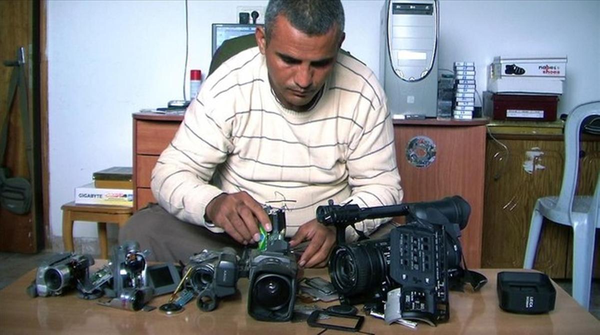 Emad Burnat, protagonitza el documental ’Cinc càmeres trencades’. Emad Burnat, protagonitza el documental ’Cinc càmeres trencades’.