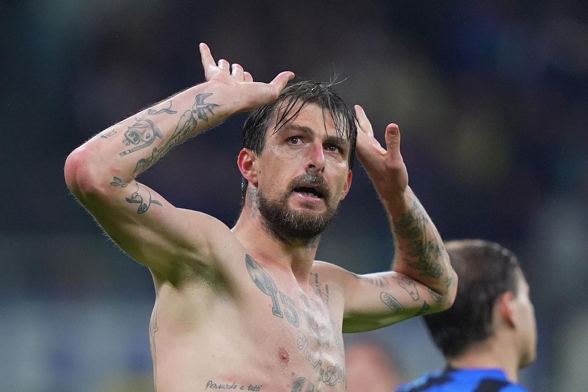 Inter Milan's Francesco Acerbi   celebrates after scoring   3-3      during the Uefa Champions League soccer match between Inter and Barcelona  at San Siro Stadium in Milan , North Italy -  Tuesday  May 06, 2025 . Sport - Soccer (Photo by Spada/LaPresse)