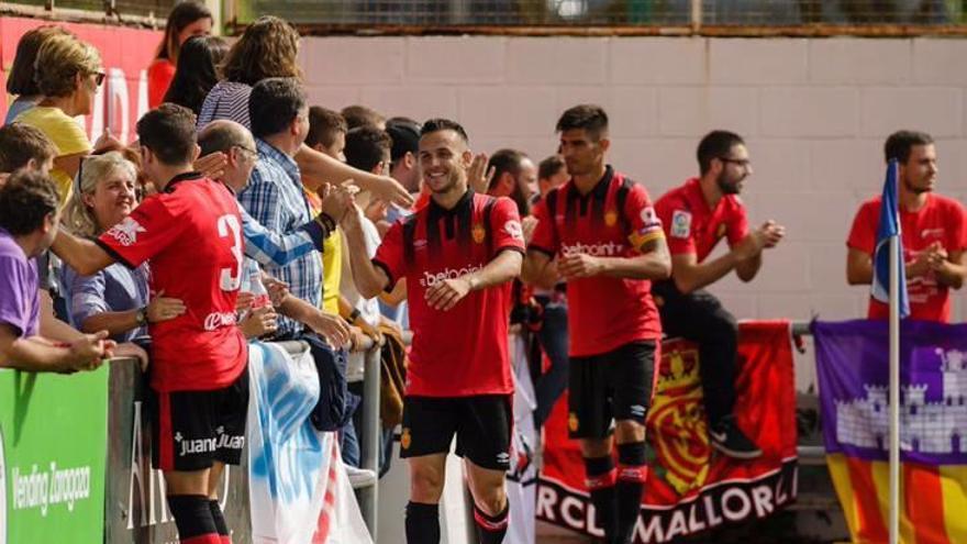 Los jugadores agradecen a la afición el apoyo en el campo del Ebro.