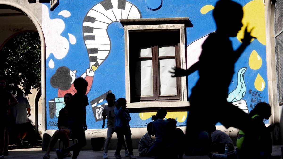 Niños jugando en el patio de su escuela, en Barcelona