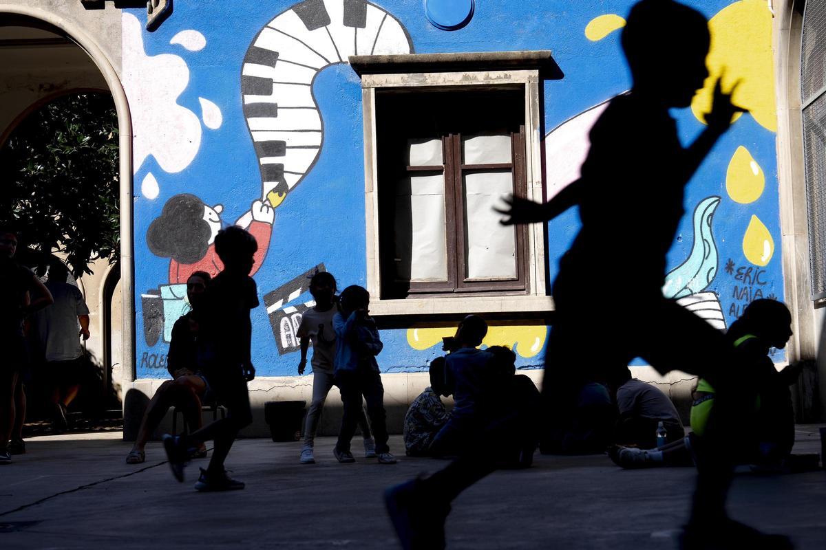 Niños jugando en el patio de su escuela, en Barcelona